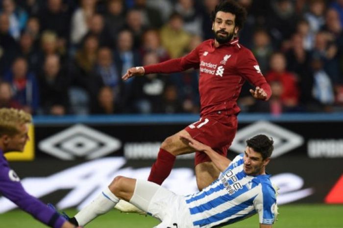 Mohamed Salah melepaskan tembakan yang menghasilkan gol Liverpool ke gawang Huddersfield Town dalam laga Liga Inggris di John Smith's Stadium, 20 Oktober 2018.