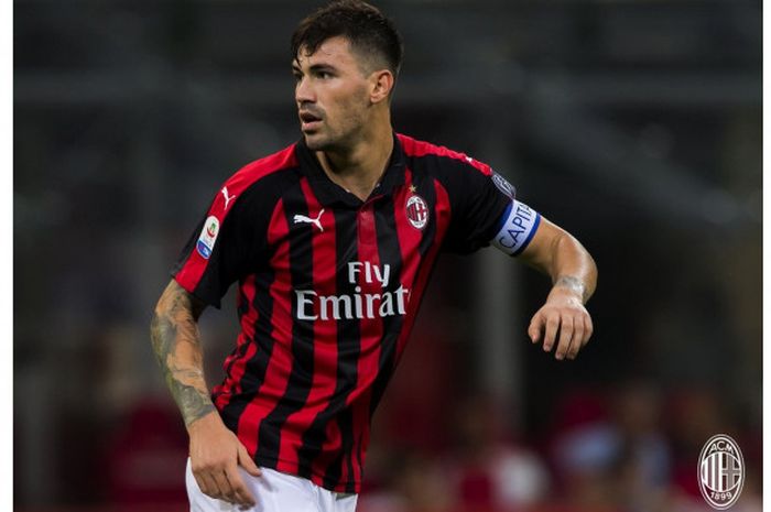 Bek sekaligus kapten AC Milan, Alessio Romagnoli.