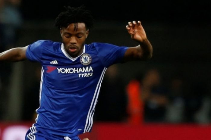 Aksi pemain Chelsea, Nathaniel Chalobah, dalam partai Piala Liga versus West Ham di London Stadium, 26 Oktober 2016.