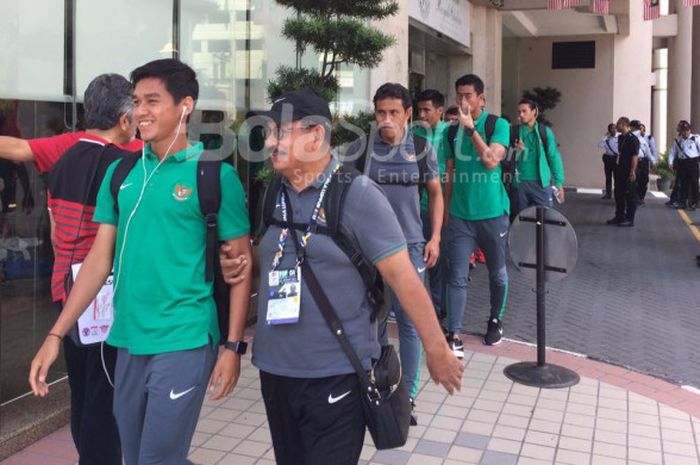 Suasana pemain timnas Indonesia saat keluar Hotel  Royal Chulan pada Kamis (24/8/2017).