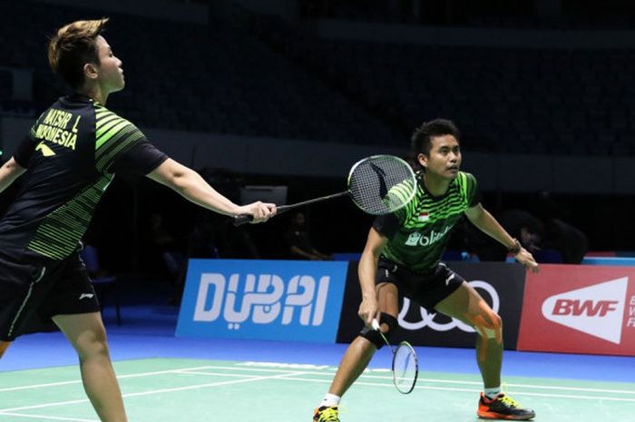 Pasangan ganda campuran Indonesia, Tontowi Ahmad/Liliyana Natsir, saat menjalani laga penyisihan grup BWF Superseries Finals 2017 melawan Wang Yilyu/Huang Dongping (China) di Hamdan Sports Complex, Dubai, Uni Emirat Arab, Jumat (15/12/2017).