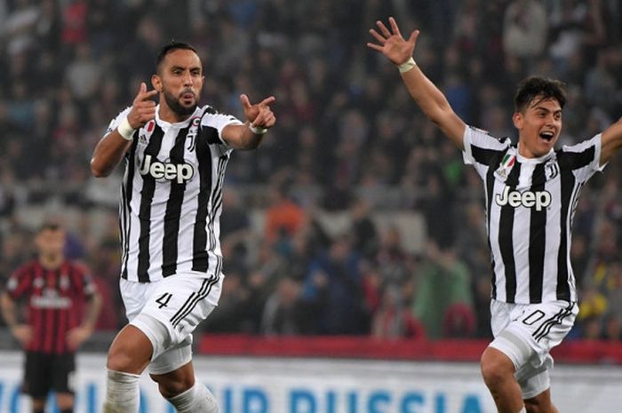 Bek Juventus, Medhi Benatia (kiri), merayakan golnya ke gawang AC Milan dalam laga final Coppa Italia di Stadion Olimpico, Roma pada 9 Mei 2018.