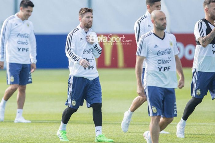 Megabintang Argentina, Lionel Messi, berjalan bersama rekan-rekannya di sesi latihan terbuka timnas Argentina di Bronnitsy Training Center, Moscow Oblast, pada Senin (11/6/2018).