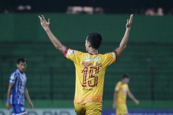 Penyerang Sriwijaya FC, Maldini Pali dalam laga kontra tuan rumah Persiba Balikpapan pada pekan kelima Liga 1 musim 2017 di Stadion Gajayana, Kota Malang, 9 Mei 2017. 