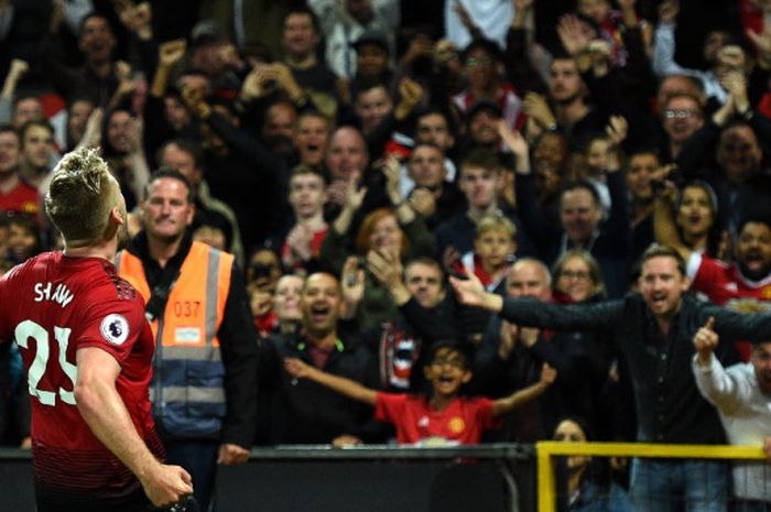 Bek kiri Manchester United, Luke Shaw, merayakan gol yang dicetak ke gawang Leicester City dalam laga Liga Inggris di Stadion Old Trafford, Manchester pada 10 Agustus 2018.