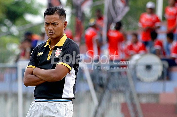 Ekspresi pelatih PSMP, Redi Supriyanto, saat mengamati jalannya laga antara tim asuhannya melawan Madura FC pada babak 16 besar pertama Grup D Liga 2 di Lapangan Kodikal Bumimoro Surabaya, Jawa Timur, Sabtu (23/09/2017) sore.