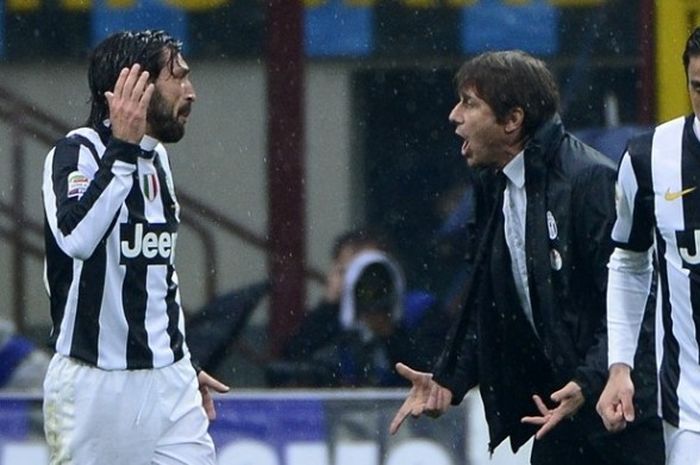 Antonio Conte (tengah) memberikan instruksi kepada Andrea Pirlo (kiri) saat Juventus melawan Inter Milan pada partai Serie A di Stadion Giuseppe Meazza, 30 Maret 2013.