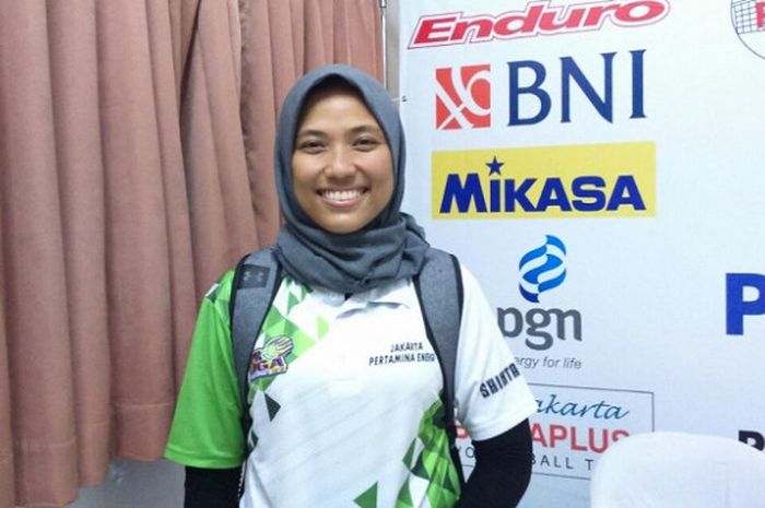 Pebola voli putri Jakarta Pertamina Energi, Shinta Ainni Fathurrahmi, berpose seusai laga melawan Jakarta PGN Popsivo Polwan pada putaran kedua seri pertama Proliga 2018 yang berlangsung di GOR Purna Krida, Denpasar, Bali, Jumat (2/3/2018).