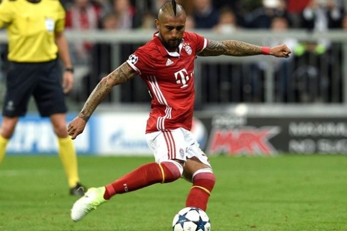 Gelandang Bayern Muenchen, Arturo Vidal, mengeksekusi tendangan penalti dan gagal membuahkan gol ketika melawan Real Madrid pada leg pertama babak perempat final Liga Champions di Allianz Arena, Rabu (12/4/2017).