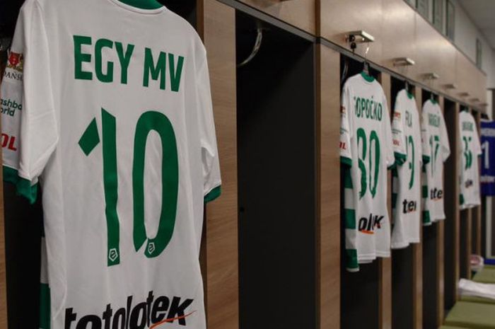 Kostum Egy Maulana Vikri di ruangan ganti pemain Stadion Energa jelang laga tuan rumah Lechia Gdansk kontra Korona Kielce pada pekan ketujuh Liga Polandia 2018-2019, Jumat (31/8/2018) waktu setempat. 