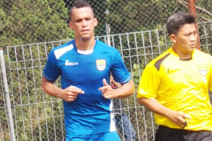 Aron da Silva (kiri) saat berlatih bersama Persib Bandung didampingi pelatih fisik Yaya Sunarya di lapangan Football Plus, Cihideung, Bandung Barat, Selasa (26/1/2016) sore.