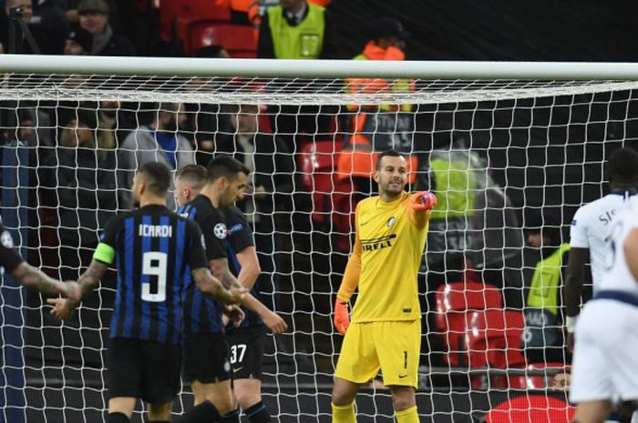 Kiper Inter Milan, Samir Handanovic, mengatur barisan rekan-rekannya dalam laga penyisihan Grup B Liga Champions versus Tottenham Hotspur, Kamis (29/11/2018) dini hari WIB di Stadion Wembley, London.