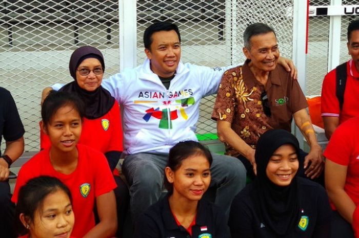 Menteri Pemuda dan Olahraga (Menpora) Imam Nahrawi (jaket putih) berfoto dengan para pelatih dan atlet atletik Indonesia di Stadion Madya Gelora Bung Karno, Senayan, Jakarta, Senin (4/6/2018).