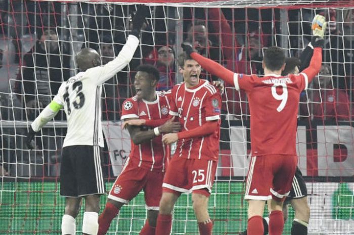 Bintang FC Bayern, Thomas Mueller (kedua dari kanan), merayakan golnya ke gawang Besiktas pada  laga leg pertama babak 16 Besar Liga Champions melawan FC Bayern Muenchen di Stadion Allianz Arena, Muenchen, Jerman, Selasa (20/2/2018).