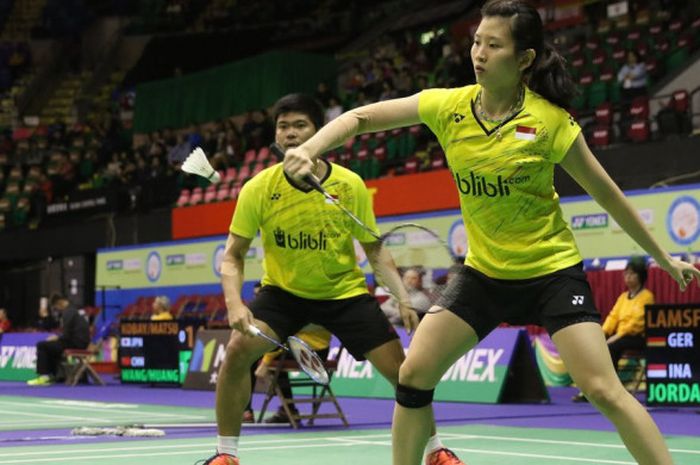 Praveen Jordan/Debby Susanto (depan) di babak pertama Hong Kong Open 2017 saat kalah 15-21, 19-21 dari ganda campuran Jerman, Mark Lamsfuss/Isabel Herttrich, di Hong Kong Coliseum, Kowloon, Hong Kong, pada Selasa (21/11/2017).