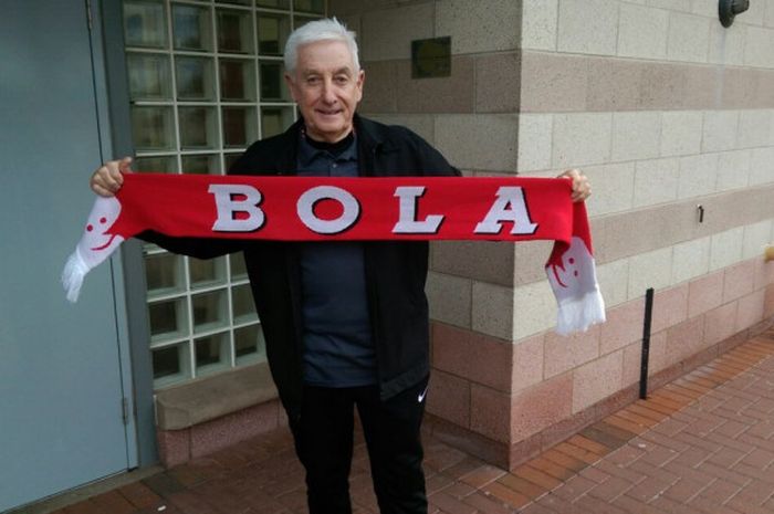 Mantan pelatih Liverpool, Roy Evans, berpose dengan syal BOLA seusai sesi latihan eksklusif dengan pemenang Standard Chartered Cup 2017 di lapangan latihan Akademi Liverpool di Kirkby, Inggris, Jumat (17/11/2017).