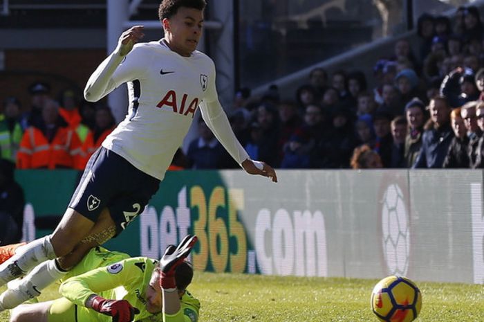 Gelandang Tottenham Hotspur, Dele Alli, terjatuh setelah berduel dengan kiper Crystal Palace, Wayne Hennessey, dalam laga Liga Inggris 2017-2018 di Stadion Selhurst Park, London, Inggris, pada 25 Februari 2018.