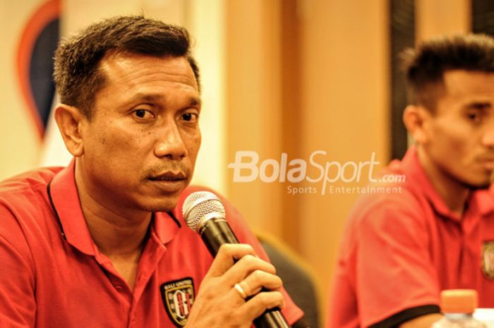 Pelatih Bali United, Widodo Cahyono Putro (kiri) didampingi pemainnya M.Taufik saat jumpa wartawan di Natya Hotel, Kuta, Jumat (23/3/2018)