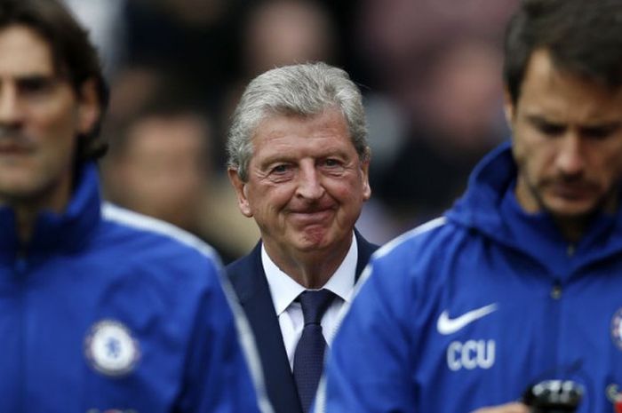 Pelatih Crystal Palace, Roy Hodgson, tersenyum di belakang dua pelatih Chelsea pada laga Liga Inggris di Stadion Selhurst Park, London, Sabtu (14/10/2017).