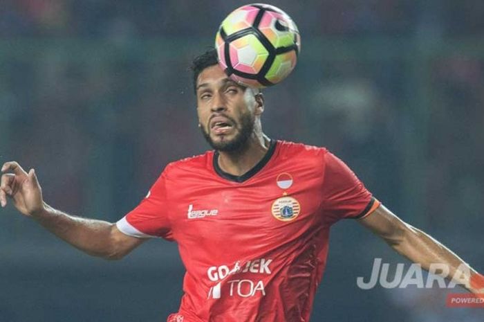 Aksi Bek Persija, Willian Pacheco dalam laga Persija Jakarta vs Arema FC Liga1 Gojek Traveloka di Stadion Patrot, Bekasi, Jum'at (2/6/2017). Persija menang 2-0.