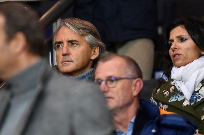 Roberto Mancini dan istrinya, Silvia Fortini (kanan), menyaksikan pertandingan Ligue 1 antara Paris Saint-Germain dan AS Monaco di Stadion Parc des Princes, Paris, Prancis, pada 29 Januari 2017.