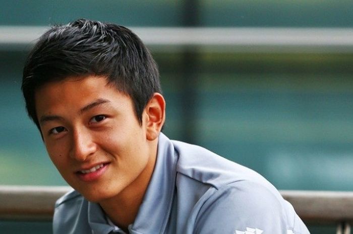 Pebalap Manor Racing asal Indonesia, Rio Haryanto, berpose jelang latihan bebas pertama GP China, Kamis (14/4/2016).