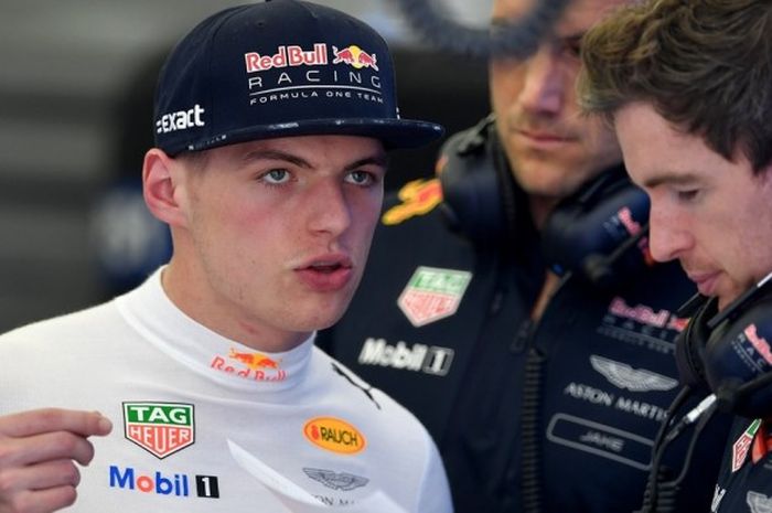 Pebalap Red Bull Racing, Max Verstappen, bersiap menjalani sesi kualifikasi GP Bahrain di Sirkuit Internasional Bahrain, Sakhir, Sabtu (15/4/2017).