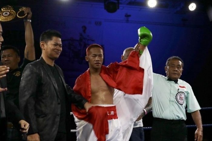 Petinju Indonesia, Daud Yordan, berhasil memenangi pertandingan non-gelar melawan Campee Phayom (Thailand), di OCBC Arena, Singapura, Sabtu (25/3/2017) malam.