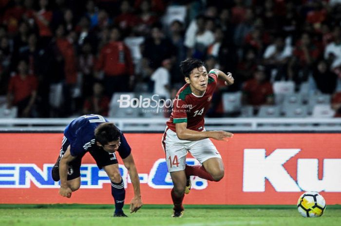 Pemain timnas u-19 Indonesia, Feby Eka Putra, berduel dengan pemain timnas u-19 Jepang.