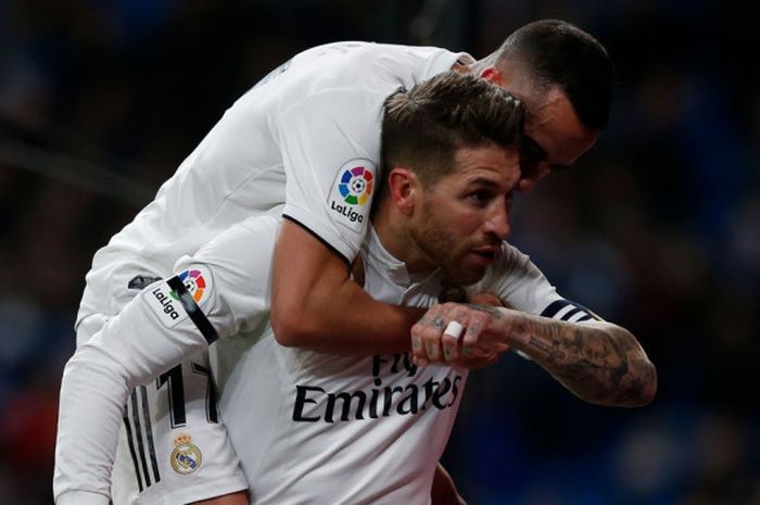 Kapten Real Madrid, Sergio Ramos, menggendong Lucas Vazquez, setelah mencetak gol melawan Leganes dalam laga leg pertama Copa del Rey di Stadion Santiago Bernabeu, Rabu (9/1/2019).