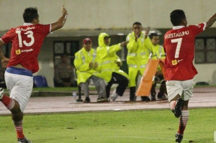 Selebrasi duo pemain Persija, Ramdani Lestaluhu dan Gunawan Dwi Cahyo (kiri) seusai membobol gawang Perseru Serui di Stadion Manahan, Solo, Minggu (2/10/2016) malam. 