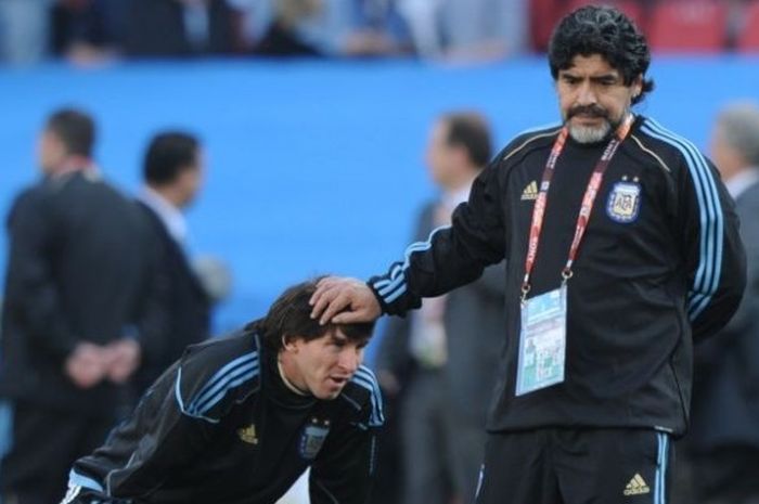 Pelatih Argentina, Diego Maradona (kanan), memberikan arahan kepada Lionel Messi dalam sesi latihan jelang laga Grup B Piala Dunia 2010 kontra Nigeria di Ellis Park Stadium, Johannesburg, Afrika Selatan, 12 Juni 2010. 