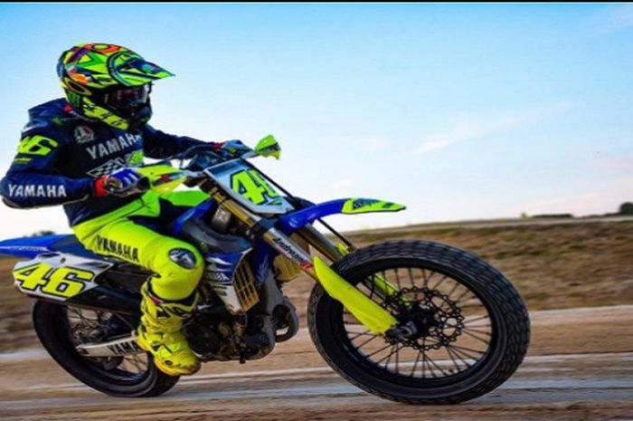 Valentino Rossi saat beraksi di atas motocross.