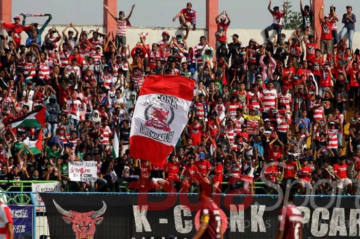 Aksi suporter tuan rumah pada laga Madura United kontra PSM Makassar di Stadion Gelora Bangkalan, Bangkalan, Sabtu (29/7/2017).