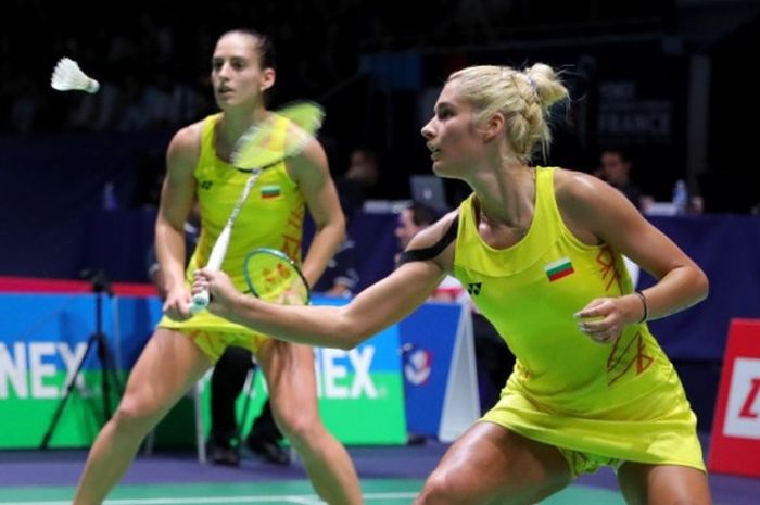 Pasangan ganda putri Bulgaria, Gabriela Stoeva/Stefani Stoeva, pada babak perempat final French Open 2018 di Stade Pierre de Coubertin, Paris, Prancis, Jumat (26/10/2018).