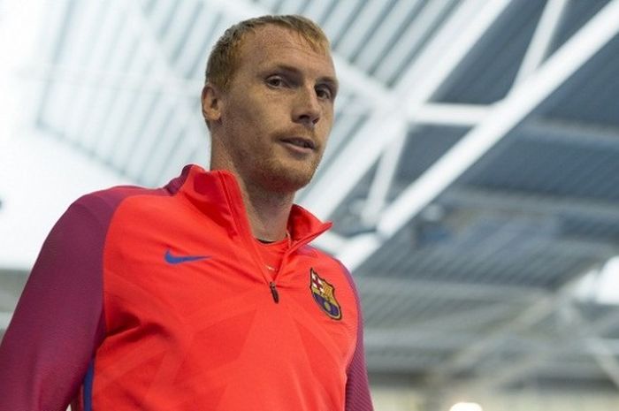 Bek FC Barcelona, Jeremy Mathieu, mengikuti sesi pramusim klub di St George's Park, Inggris, 29 Juli 2016.