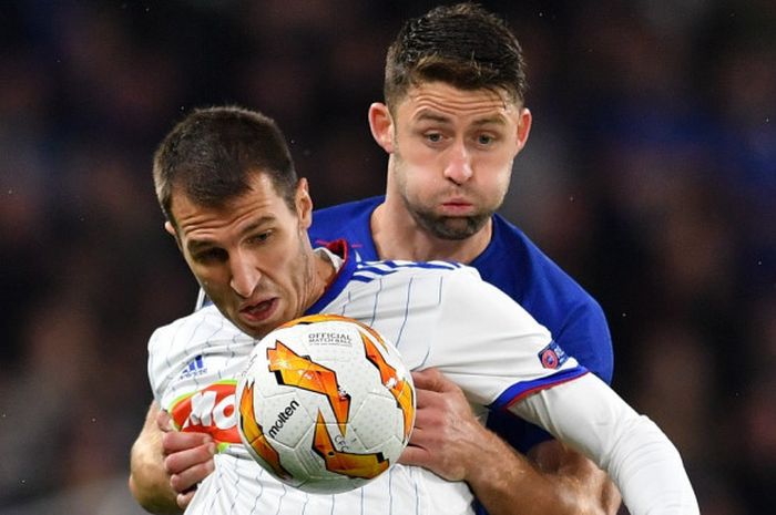 Bek Chelsea, Gary Cahill, berebut bola dengan pemain MOL Vidi dalam laga Grup L Liga Europa di Stadion Stamford Bridge, London, Inggris pada 4 Oktober 2018.