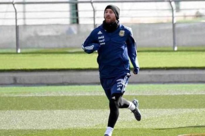 Lionel Messi dalam sesi latihan bersama timnas Argentina di Valdebebas, Minggu (25/3/2018)