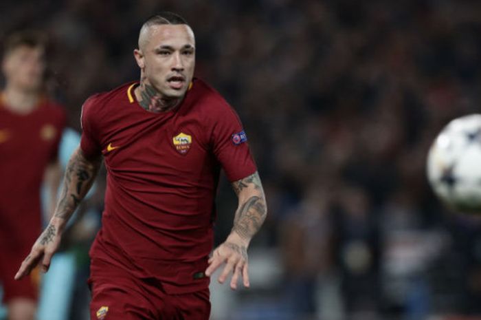 Gelandang AS Roma, Radja Nainggolan, mengejar bola pada pertandingan leg kedua babak perempat final Liga Champions melawan FC Barcelona di Stadion Olimpico, Roma, Italia, Rabu (11/4/2018) dini hari WIB.