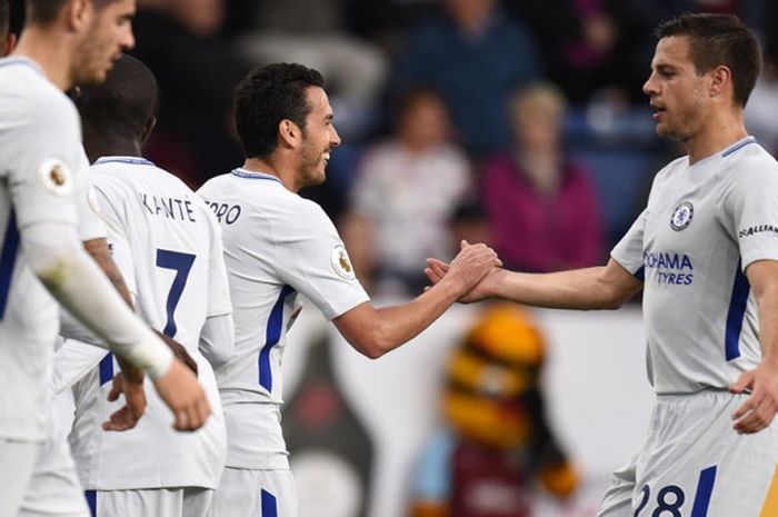  Pemain Chelsea, Cesar Azpilicueta (kanan) dan Pedro Rodriguez, merayakan gol yang dicetak ke gawang Burnley dalam laga Liga Inggris di Stadion Turf Moor, Burnley pada 19 April 2018. 