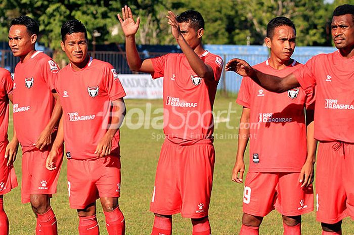 Pemain Madura FC menjelang dimulainya laga menghadapi Kalteng Putra pada pekan keempat Liga 2 2018 Grup Timur di Stadion A Yani Sumenep, Jawa Timur, Kamis (10/05/2018) sore. 