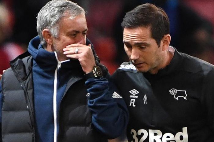 Jose Mourinho (kiri) berbicara dengan Frank Lampard dalam partai Piala Liga Inggris antara Manchester United lawan Derby County di Old Trafford, Manchester, 25 September 2018.