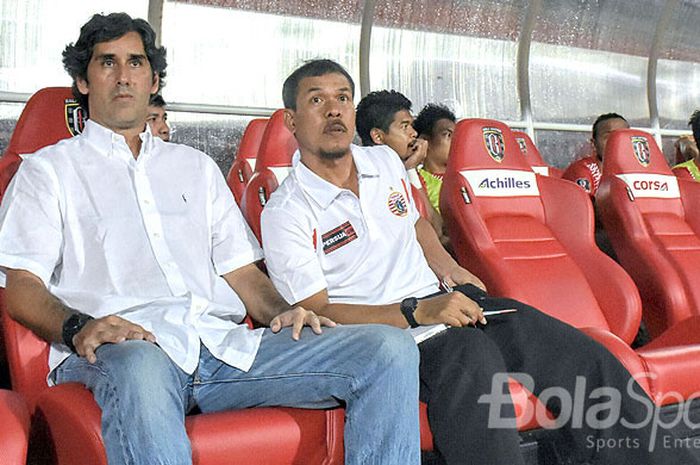 Pelatih Persija, Stefano 'Teco' Cugurra (kiri) bersama asistennya, Mustaqim serius mengamati permainan Persija saat melawan Borneo FC di Grup D Piala Presiden 2018 di Stadion Kapten I Wayan Dipta, Gianyar, Rabu (24/1/2018).