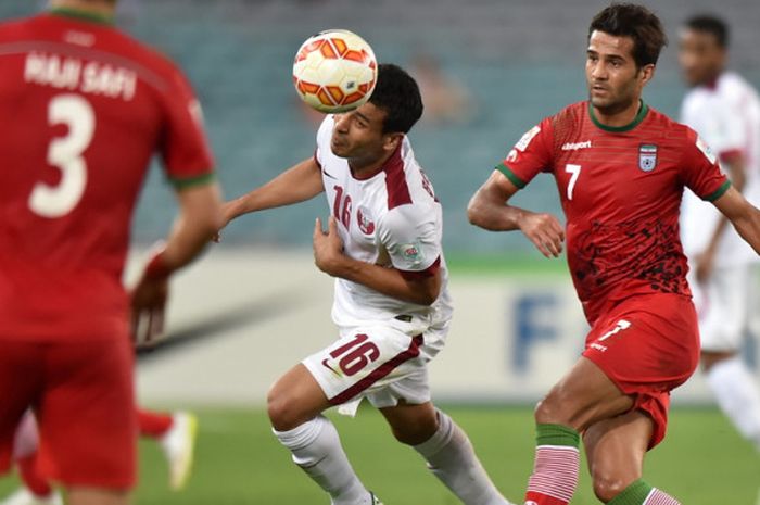 Pemain tim nasional Iran, Masoud Shojaei (kanan), berduel dengan pemain Qatar, Boualem Khoukhi, dalam pertandingan Group C Piala Asia 2015 di Sydney, Australia, pada 15 Januari 2015.