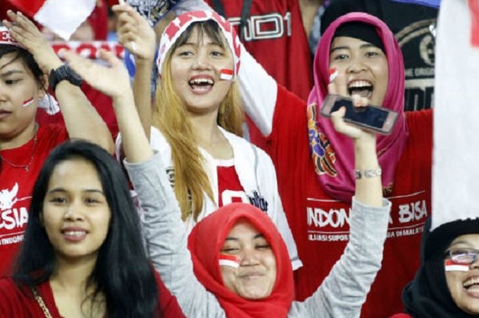 Para pendukung wanita timnas Indonesia di Stadion Shah Alam saat Indonesia menghadapi Filipina