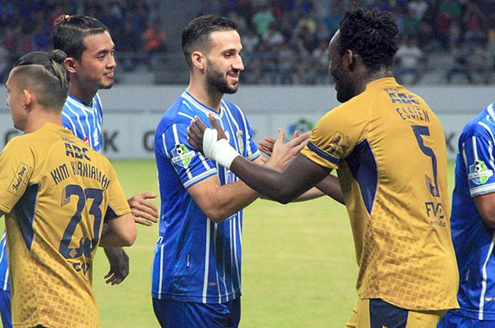 Gelandang Persib Bandung, Michael Essien, bersalaman dengan pemain Persiba Balikpapan menjelang dimulainya laga pekan ke-27 Liga 1 di Stadion Batakan, Balikpapan, Minggu (1/10/2017).