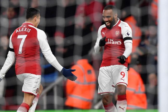 Penyerang Arsenal, Alexandre Lacazette, melakukan selebrasi bersama rekan satu timnya, Alexis Sanchez, pada laga lanjutan Liga Inggris melawan Huddersfield Town di Stadion Emirates, Rabu (29/11/2017) waktu setempat.