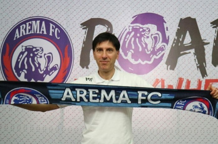 Milan Petrovic saat diperkenalkan sebagai asisten pelatih Arema FC di kantor Arema FC Jalan Mayjen Panjaitan Kota Malang pada 4 April 2018