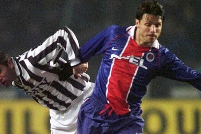 Aksi Zinedine Zidane (kiri) berduel dengan Vincent Guerin dalam partai Piala Super Eropa antara Juventus lawan Paris Saint-Germain di Stadion Parc des Princes, Paris, 15 Januari 1997.