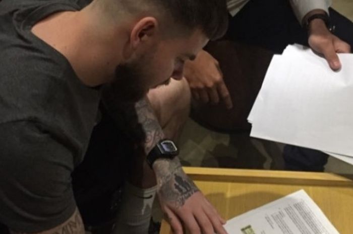 Danny Guthrie resmi menandatangani kontrak bersama Mitra Kukar, Kamis (4/1/2018).